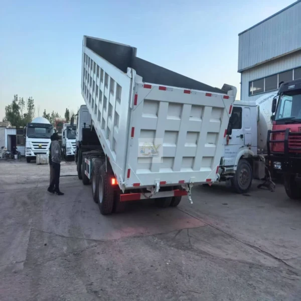 HOWO 8X4 Tipper Truck 371HP 12 Wheel Heavy Duty Mining Dump Truck